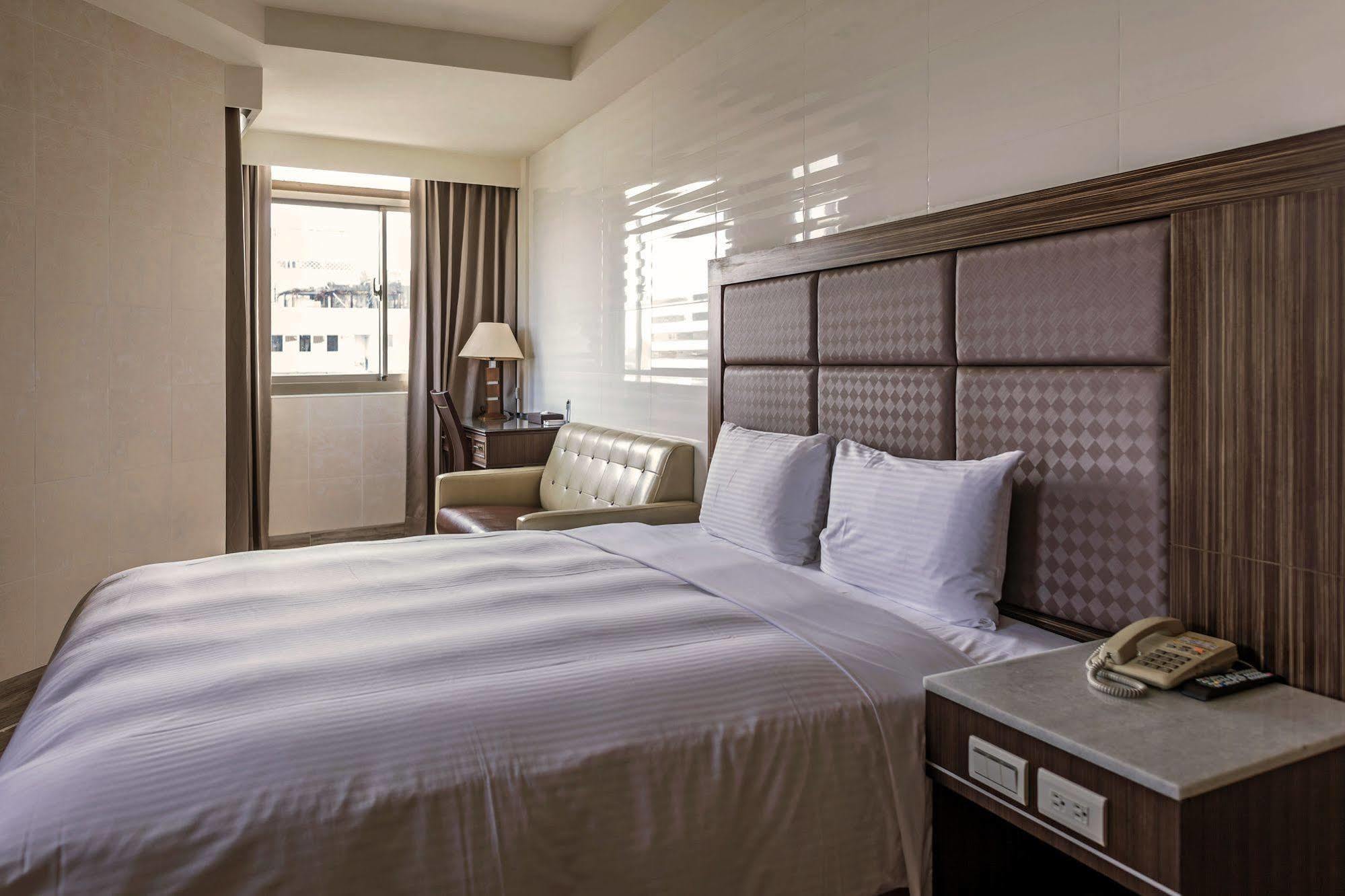 Maple Hotel Tainan Exterior foto